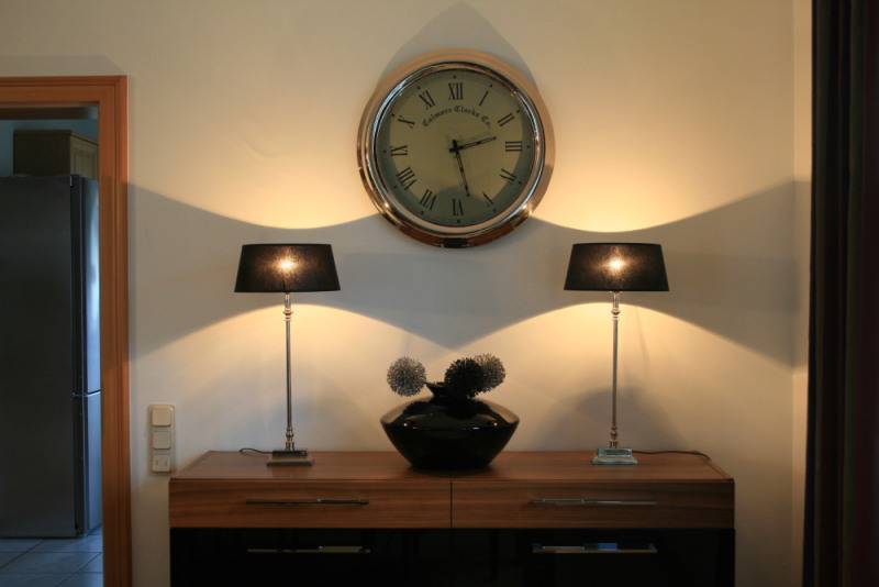 Wohnzimmer-Sideboard-mit-Lampen