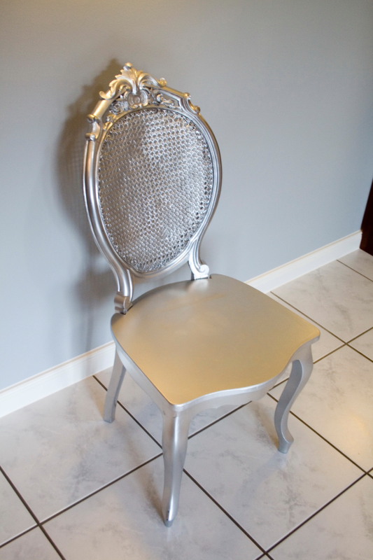 lackierter Stuhl